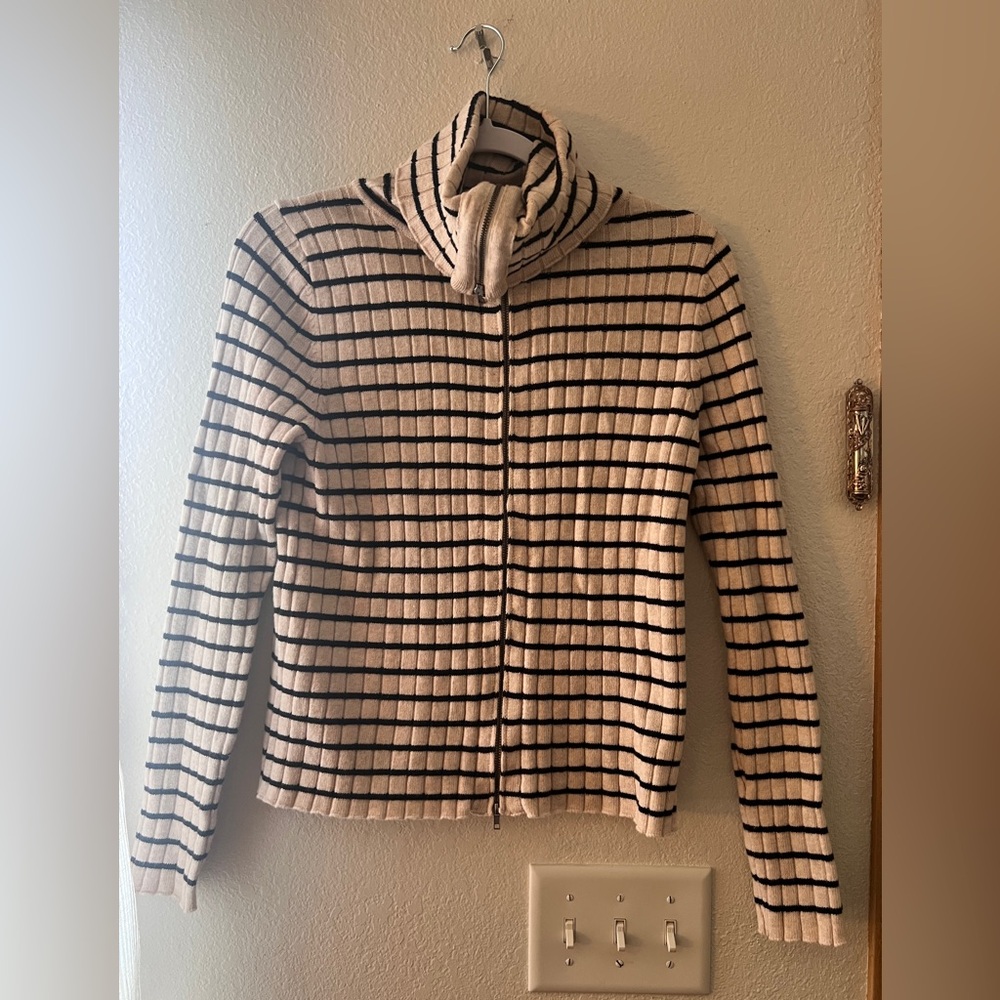 Universal Threads
Women’s 
Medium 
Cardigan 
Sweater
Ivory/Black Stripe
L/S - Picture 12 of 14